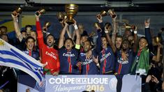 Pemain Paris Saint-Germain (PSG) merayakan gelar juara Piala Liga Prancis setelah mengalahkan Lille 2-1 di Stade de France, Saint-Denis, Sabtu (23/4/2016). (Reuters/Jacky Naegelen)
