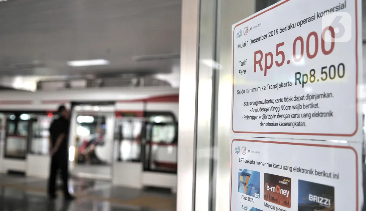 Surat pemberitahuan tarif komersil LRT (Light Rail Transit) terpampang di loket tiket Stasiun Velodrome, Rawamangun, Jakarta, Rabu (27/11/2019). LRT Jakarta akan beroperasi komersial per 1 Desember 2019 dengan tarif yang ditetapkan Rp5.000 untuk sekali perjalanan. (merdeka.com/Iqbal Nugroho)