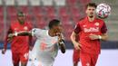 Bek Bayern Munchen, David Alaba, berebut bola dengan penyerang Salzburg, Mergim Berisha, pada laga lanjutan Liga Champions 2020/2021 di Stadioin Wals-Siezenheim, Rabu (4/11/2020) dini hari WIB. Bayern Munchen menang 6-2 atas Salzburg. (AFP/Barbara Gindl/APA)