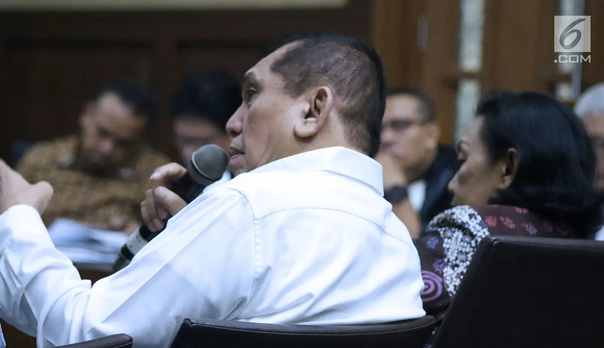 Mantan Ketua Komisi II DPR, Chairuman Harahap saat menjadi saksi pada sidang dugaan korupsi pengadaan e-KTP dengan terdakwa Irvanto Hendra Pambudi dan Made Oka Masagung di Pengadilan Tipikor, Jakarta, Selasa (7/8). (Liputan6.com/Helmi Fithriansyah)