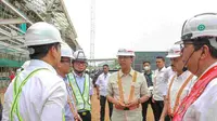 Pj Gubernur DKI Jakarta Heru Budi Hartono mendampingi Menteri Perhubungan (Menhub) Budi Karya Sumadi meninjau proyek pembangunan Stasiun Integrasi Lintas Raya Terpadu (LRT) Halim, Jakarta Timur  pada Kamis (23/3/2023). (Merdeka.com/Lydia Fransisca)