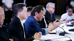 Presiden Filipina Rodrigo Duterte (tengah) menyampaikan pidato di Istana Presiden Malacanang, Manila, Kamis (12/3/2020). Duterte menyetujui resolusi untuk memungkinkan langkah-langkah mencegah virus corona COVID-19 meluas. (Richard Madelo/Malacanang Presidential Photographers Division via AP)