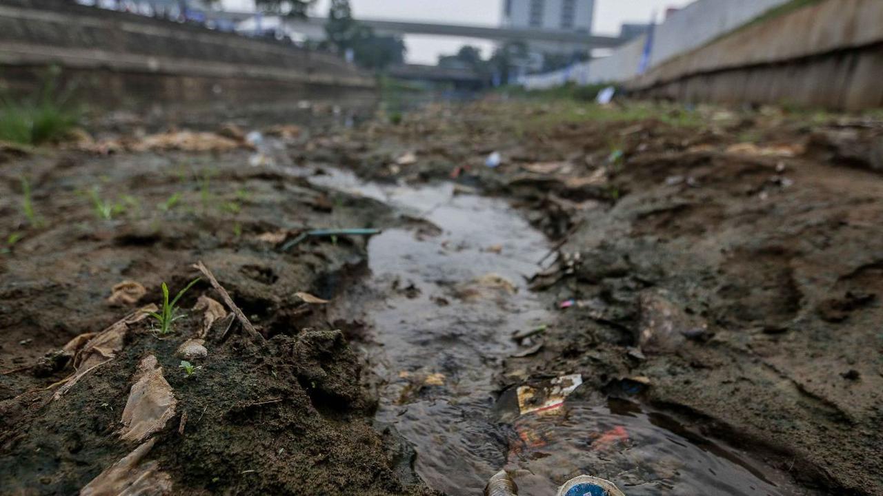 Kondisi aliran Sungai Ciliwung di kawasan MT Haryono, Jakarta, Kamis (27/7/2023) mengalami penyusutan volume air yang drastis.

BMKG memperkirakan puncak musim kemarau tahun ini diprediksi akan terjadi pada bulan Juli - Agustus.