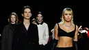 Miley Cyrus (kanan) berjalan di catwalk untuk show Marc Jacobs Fall 2020 selama New York Fashion Week di New York City, Rabu (12/2/2020). Miley Cyrus bergabung dengan sejumlah model di runway termasuk, Gigi Hadid dan adiknya, Bella Hadid serta Kaia Gerber. (Slaven Vlasic/Getty Images/AFP)
