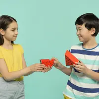 anak perempuan berbagi buah ke temannya. sumber foto: pexels.com