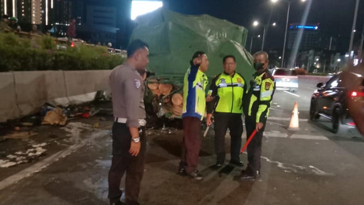 hyundai tabrak truk di tol Jakbar