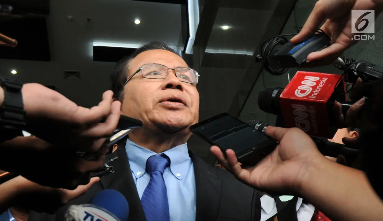Mantan Menko Kemaritiman Rizal Ramli menjawab pertanyaan wartawan usai melaporkan dugaan korupsi impor pangan di Gedung KPK, Jakarta, Selasa (23/10). Menurut Rizal, korupsi di impor pangan akan berimbas buruk bagi ekonomi negara. (Merdeka.com/Dwi Narwoko)