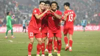 Pemain&nbsp;Timnas Vietnam, termasuk Nguyen Tien Linh (22) dan Nguyen Xuan Son (12), merayakan keberhasilan ke final Piala AFF 2024 setelah mengalahkan Singapura dengan agregat 5-1. Pada semifinal kedua di Viet Tri Stadium, Minggu malam (29-12-2024), Vietnam menang 3-1. (Bola.com/VFF)