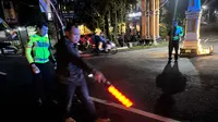 Petugas kepolisian melakukan olah TKP kecelakaan maut di Jalan Palagan Sleman, Sabtu (24/5) dini hari. Seorang pemuda pengendara motor tewas setelah ditabrak mobil BMW yang diduga dikemudikan dalam keadaan mabuk.