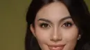 Ariel Tatum dipulas makeup nude simple yang tampilkan wajah flawless dan full lips yang ikonik [@andychunmakeup]