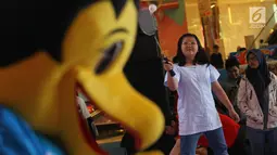 Pengunjung bermain bulu tangkis dalam Road to Blibli Indonesia Open 2019 di Neo Soho, Jakarta, Minggu (14/7/2019). Turnamen bulu tangkis yang diikuti oleh 236 pebulu tangkis dari 20 negara memperebutkan hadiah total senilai USD 1.250.000 atau sekitar Rp 17 miliar. (Liputan6.com/HO/Rizky)