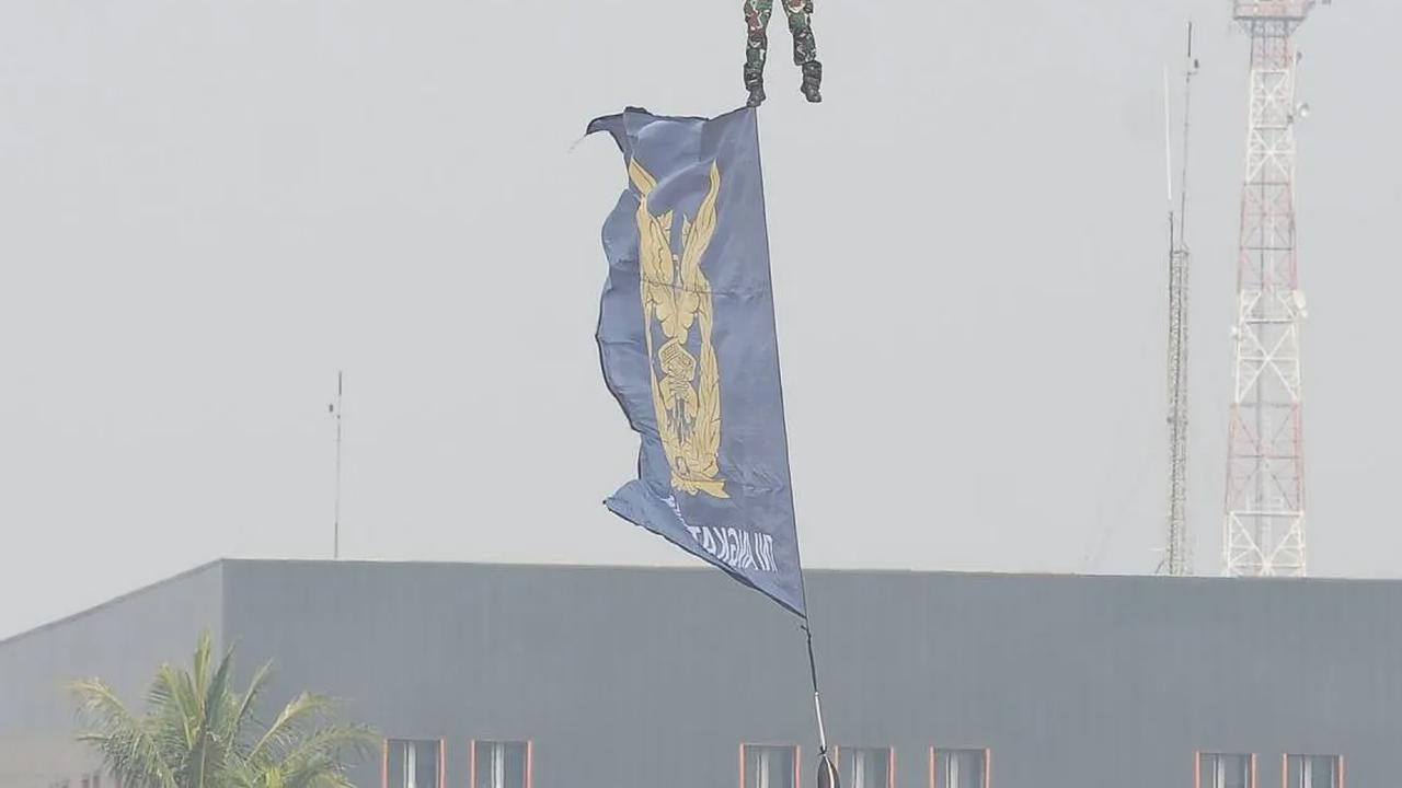 Prajurit TNI saat bersiap untuk melakukan pendaratan.