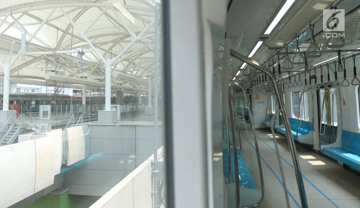 Suasana di dalam kereta MRT yang menuju stasiun Lebak bulus Jakarta, Senin (25/2). Pada 5 Maret nanti pihak Kereta MRT akan membuka pendaftaran untuk uji coba umum. Dengan begitu, masyarakat bisa mengikuti progres pembangunan. (Liputan6.com/Angga Yuniar)
