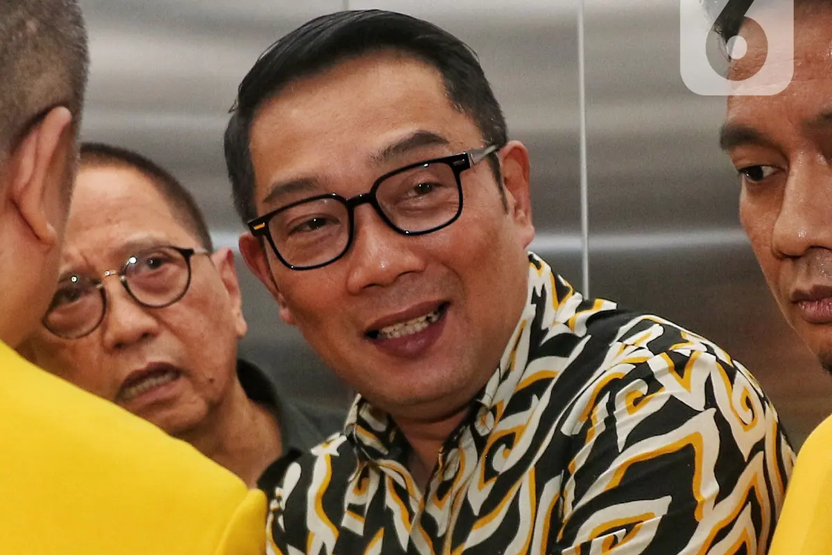 Dipakaikan Jas Kuning, Ridwan Kamil Resmi Gabung ke Golkar