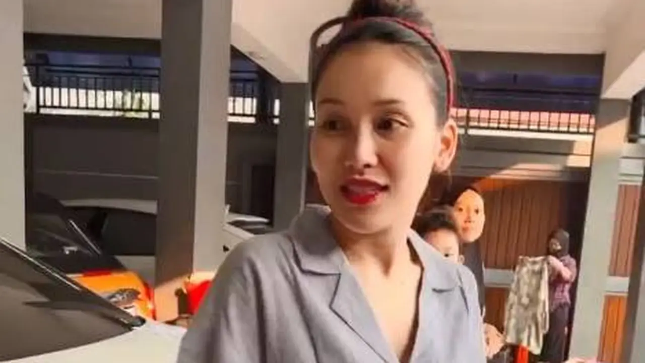 Diserbu Warga, Ini 7 Potret Ayu Ting Ting Gelar Bazar Pakaian Bekas di Rumah