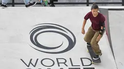 Amanda Castillo, dari Amerika Serikat, berlaga di Kejuaraan Dunia Skateboard Jalanan, acara kualifikasi untuk Olimpiade Tokyo, di Roma, Italia (2/6/2021). Atlet di Kejuaraan Dunia akan memiliki kesempatan untuk lolos ke Olimpiade. (Fabrizio Corradetti/LaPresse via AP)
