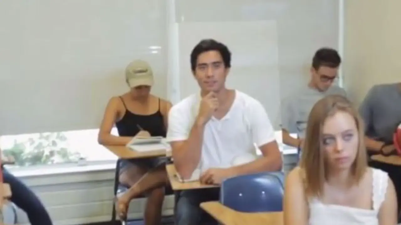 [Bintang] Ngantuk di Kelas? Ikuti Ide Brilian Cowok Ini Biar Tidurmu Aman!