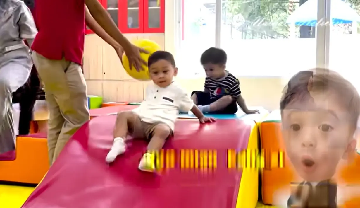 "MasyaAllah abang fatih dan azam pintar dan gemes banget," tulis kurniasih544. "Super aktif, kena tabrak lagi kan sama abang El," tulis @ermeliajumriati8323. "Lucu" dan gemesin banget sih kalian," tulis sellaayukartika5931. [Youtube/NATHALIE HOLSCHER]