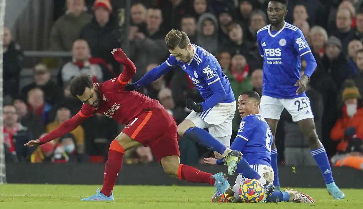 Penyerang Liverpool, Mohamed Salah (kiri) berebut bola dengan pemain Leicester City Youri Tielemans dan James Maddison selama pertandingan lanjutan Liga Inggris di stadion Anfield di Liverpool, Inggris, Jumat (11/2/2022). The Reds kini mengoleksi poin 5. (AP Photo/Jon Super)