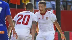 Pemain Sevilla asal Prancis, Wissam Ben Yedder (kanan) menjadi pemuncak klasemen top skor sementara Copa Del Rey dengan total 5 gol.  (EPA/Julio Munoz)