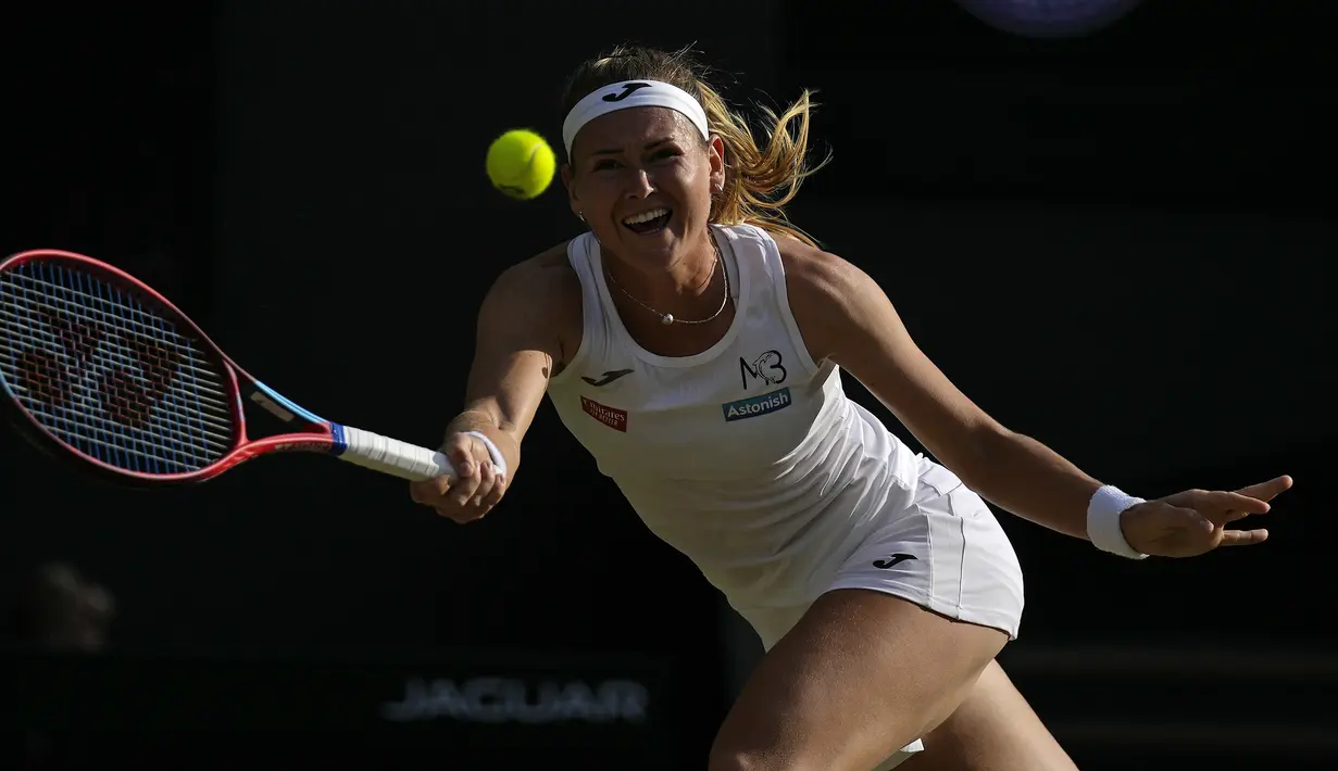 Pada partai perempatfinal kali ini, Ons Jabeur yang kini berperingkat 2 WTA dan belum kehilangan satu set pun di babak-babak sebelumnya tertinggal lebih dahulu 3-6 di set pertama dari Marie Bouzkova. (AP/Alastair Grant)