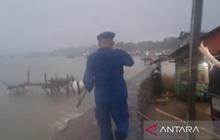 Polres Bangka Barat Imbau Warga Pesisir Waspada Cuaca Ekstrem