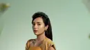 Kain tenin khas Bali karya desainer ternama itu dibuat atasan dan rok pendek, sangat cocok dikenakan Beby Tsabina. Aksen mahkota menambah paras wanita 19 tahun itu cantik paripurna. (Liputan6.com/IG/@bebytsabina).