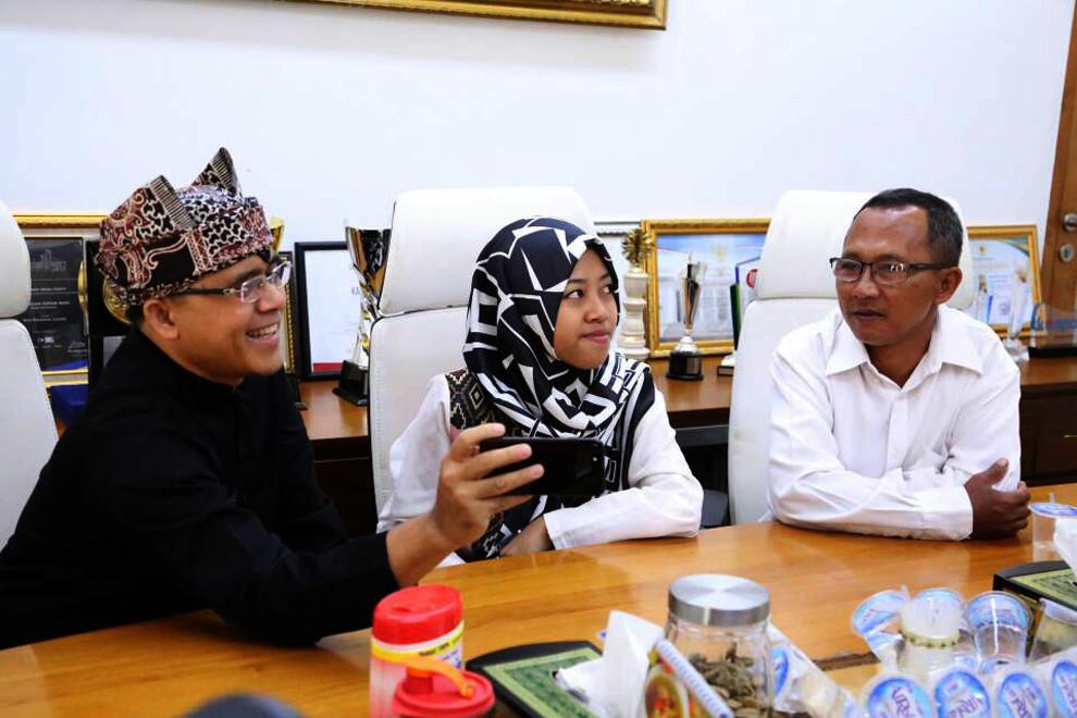 Afi Nihaya Faradisa, pelajar SMA Gambiran si penulis Warisan yang menjadi viral di Facebook, bertemu Bupati Banyuwangi Abdullah Azwar Anas. (Liputan6.com/Dian Kurniawan)