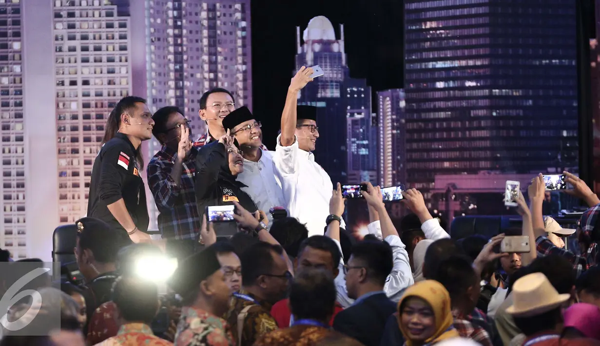 Ketiga pasang Cagub DKI Jakarta Agus Harimurti Yudhoyono-Sylviana, Basuki T Purnama-Djarot Saiful Hidayat, dan Anies Baswedan-Sandiaga Uno berselfie bersama usai debat perdana Cagub DKI-Jakarta, Jumat (13/1). (Liputan6.com/Faizal Fanani)