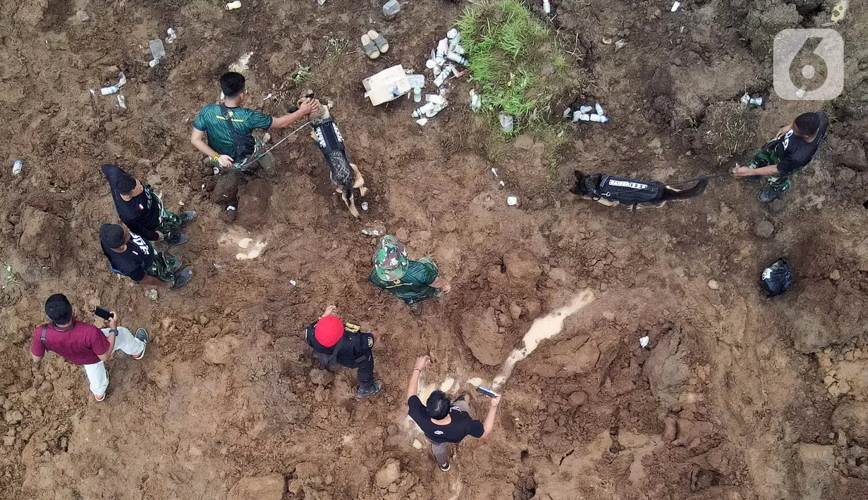 Foto udara saat tim SAR gabungan mencari korban yang tertimbun longsor akibat gempa berkekuatan magnitudo 5,6 di Cijendil, Kabupaten Cianjur, Jawa Barat, Rabu (23/11/2022). Puluhan warga di kawasan itu diperkirakan masih tertimbun longsor pascagempa yang mengguncang Cianjur pada 21 November 2022. (Liputan6.com/Herman Zakharia)