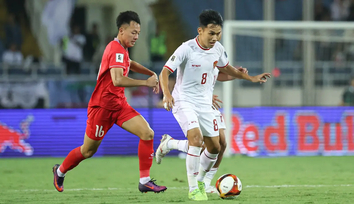 <p>Pemain Timnas Indonesia,&nbsp;Witan Sulaeman (kanan) melewati pemain&nbsp;Timnas Vietnam, Nguyen Thai Son pada laga Grup F Kualifikasi Piala Dunia 2026 di My Dinh Stadium, Vietnam, Selasa (26/03/2024). (Dok.PSSI)</p>