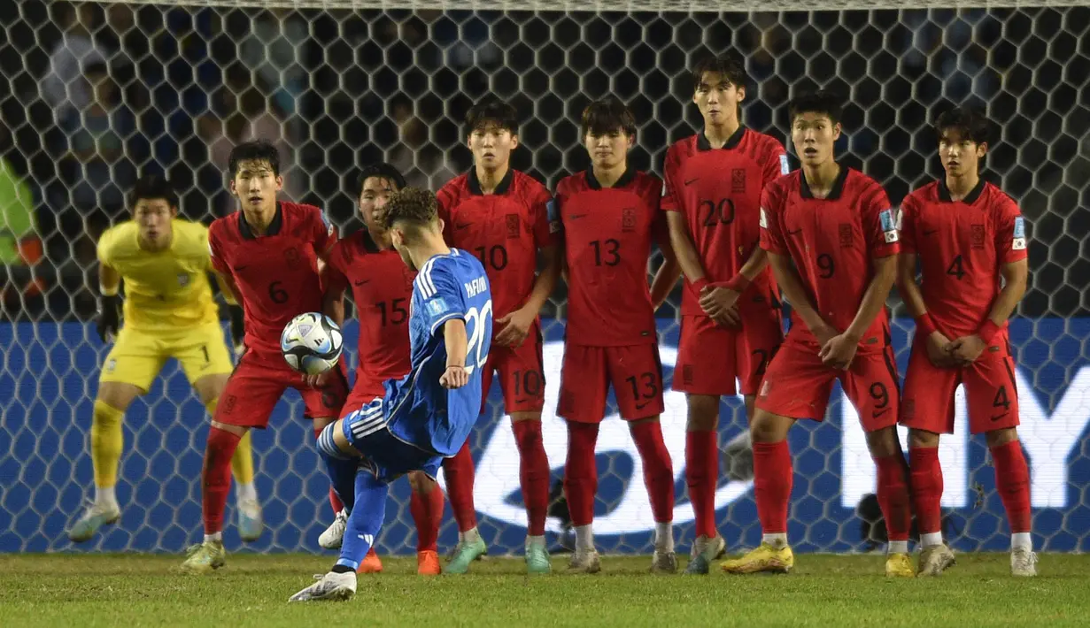 Pemain Timnas Italia U-20, Simone Pafundi (tengah), berhasil menjebol gawang Korea Selatan U-20 lewat tendangan bebas dalam pertandingan semifinal Piala Dunia U-20 2023 yang digelar di Estadio Unico Diego Maradona, La Plata, Jumat (9/6/2023) pagi WIB. (AP Photo/Gustavo Garello)