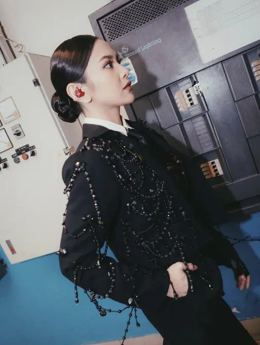 Gaya panggungnya juga sukses hadirkan impresi nyata. Ia tampak mengenakan blazer dengan twist manik-manik penambah gaya optimal.  [Foto: Instagram/ @mahaliniraharja]