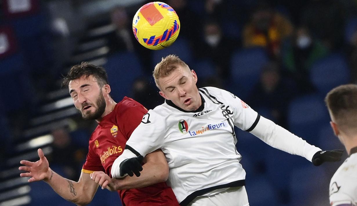 Gelandang AS Roma Bryan Cristante berebut bola dengan gelandang Spezia, Viktor Kovalenko pada pekan ke-17 Liga Italia 2021/2022 di Olimpico, Selasa (14/12/2021) dini hari WIB. AS Roma berhasil mendulang tiga poin setelah mengalahkan Spezia dengan skor 2-0. (Alfredo Falcone/LaPresse via AP)