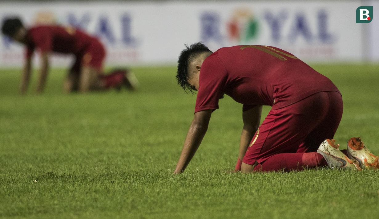 Gelandang Timnas Indonesia, Witan Sulaeman, sujud usai melawan Thailand pada laga PSSI 88th U-19 di Stadion Pakansari, Jawa Barat, Minggu (23/9/2018). Kedua negara bermain imbang 2-2. (Bola.com/Vitalis Yogi Trisna)