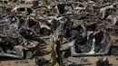 Pasukan keamanan Israel memeriksa kendaraan hangus yang terbakar dalam serangan berdarah lintas perbatasan pada 7 Oktober oleh militan Hamas, di luar kota Netivot, Israel selatan, Rabu (1/11/2023). (AP Photo/Ariel Schalit)