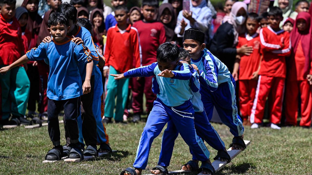Keseruan Ratusan Siswa Bermain Permainan Tradisional