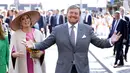 <p>Raja Belanda Willem-Alexander (kanan) dan Ratu Maxima saat menghadiri perayaan Hari Raja di Maastricht, Belanda, Rabu (27/4/2022). Setelah dua tahun hening karena pandemi COVID-19, Belanda kembali merayakan Hari Raja seperti biasa. (Marcel van Hoorn/ANP/AFP)</p>