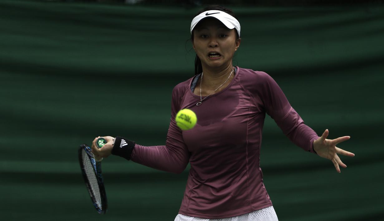 Petenis Indonesia, Oxi Gravitasi, memukul bola pada laga perempat final nomor ganda putri BNI Tennis Open 2019 di lapangan tenis The Sultan Hotel, Jakarta, Rabu (20/11). Ajang ini diharapkan menjadi wadah persiapan atlet menjelang SEA Games 2019. (Bola.com/Yoppy Renato)