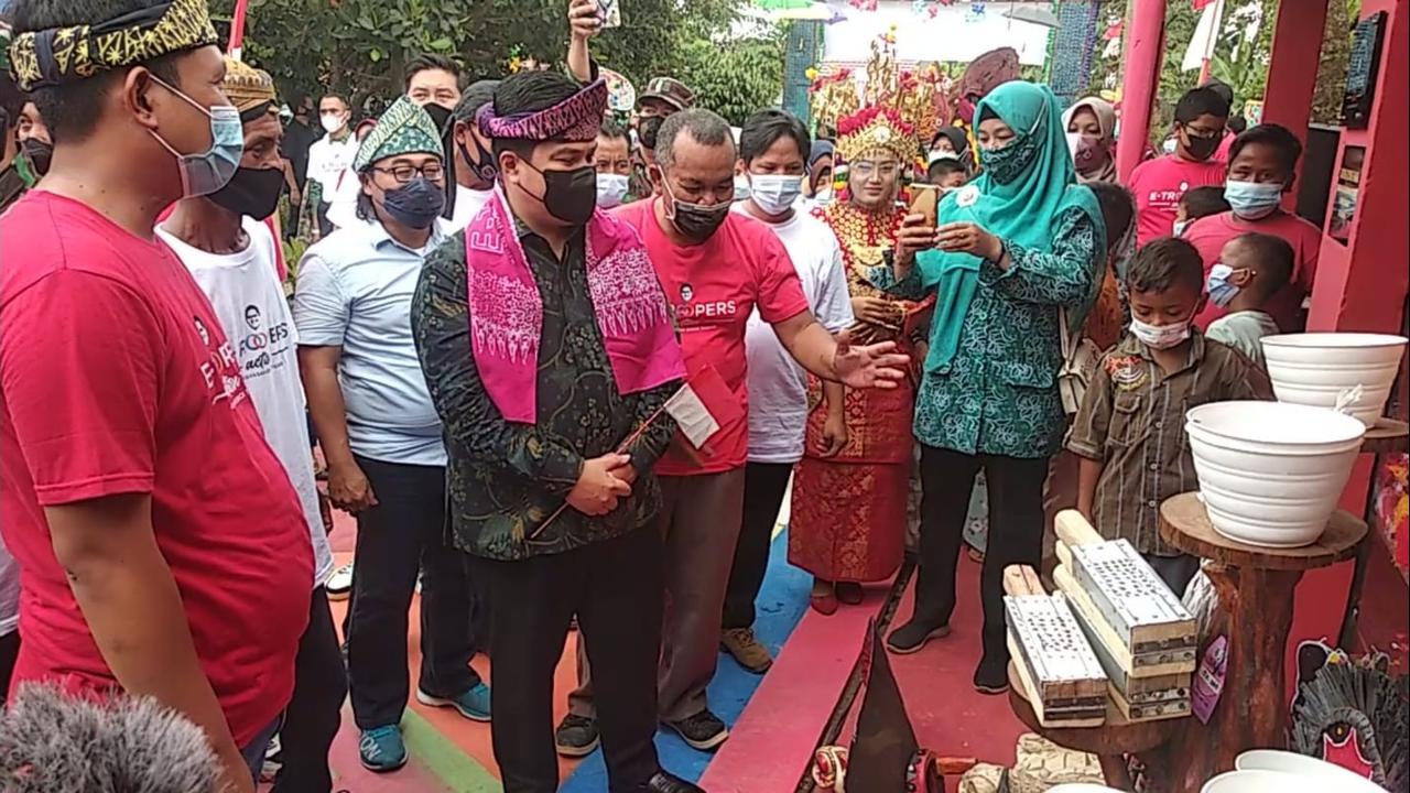 Erick Thohir melihat hasil pembangunan pos ronda dan galery UMKM di Sukarami Palembang. (Istimewa)