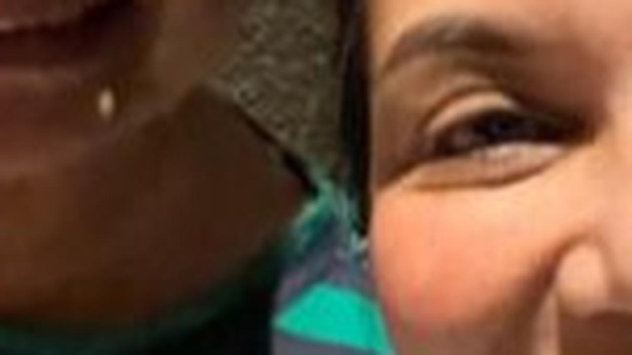 "Saya pulang sendiri malam itu, dibelikan batik bisnis sama ibu saya," ungkapnya.<br>
