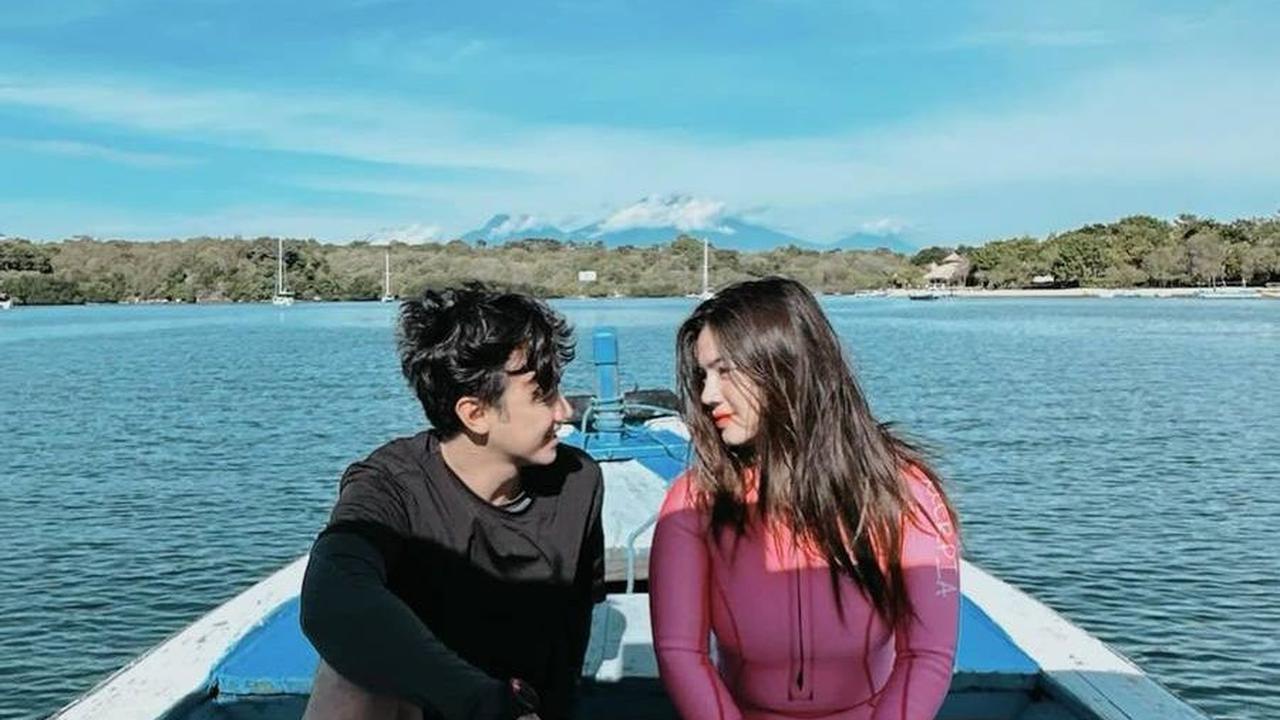 Felicya Angelista dan Caesar Hito tampak sedang menikmati momen berdua di atas perahu. Tampak pemandangan alam yang indah di Bali.