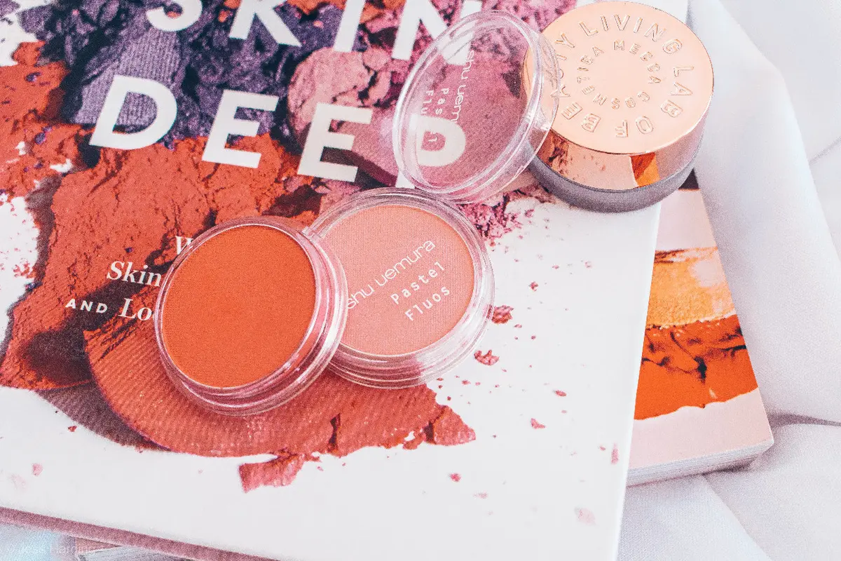 Tips makeup mudah agar riasan wajah dengan blush on terlihat natural.