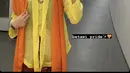 Nandhira tampil dengan busana adat Betawi, dengan  kebaya encim warna kuning lengkap dengan brosnya. [@nandirararaa]