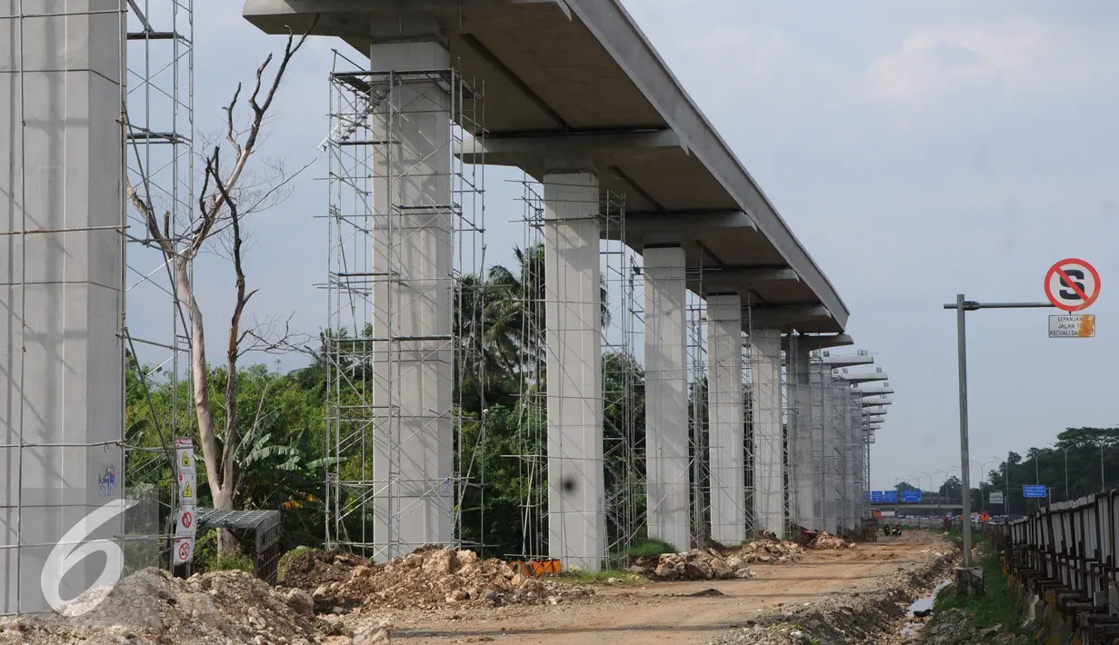 Kontruksi bangunan proyek LRT di Km 13 tol Jagorawi, Jakarta, Minggu (8/1). Proyek tahap pertama LRT cawang-cibubur (14,5 Km) yang kini sudah sampai progress lintas LRT yang nantinya akan terintegrasi MRT. (Liputan6.com/Helmi Affandi)