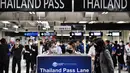 <p>Staf terlihat di jalur masuk baru di Bandara Internasional Suvarnabhumi saat berlatih prosedur untuk pembukaan kembali Thailand, di Bangkok, Rabu (27/10/2021). Mulai 1 November, Thailand akan mulai dibuka kembali tanpa persyaratan karantina untuk yang divaksinasi penuh. (Lillian SUWANRUMPHA/AFP)</p>