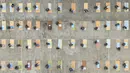 Foto udara menunjukkan mahasiswa baru belajar melipat selimut selama sesi pendidikan dan pelatihan militer di sebuah kampus di Yangzhou, Jiangsu, China, Jumat (6/9/2019). Pelatihan militer wajib diikuti oleh mahasiswa baru di China sebagai pembekalan fisik dan pelatihan kemandirian. (STR/AFP)