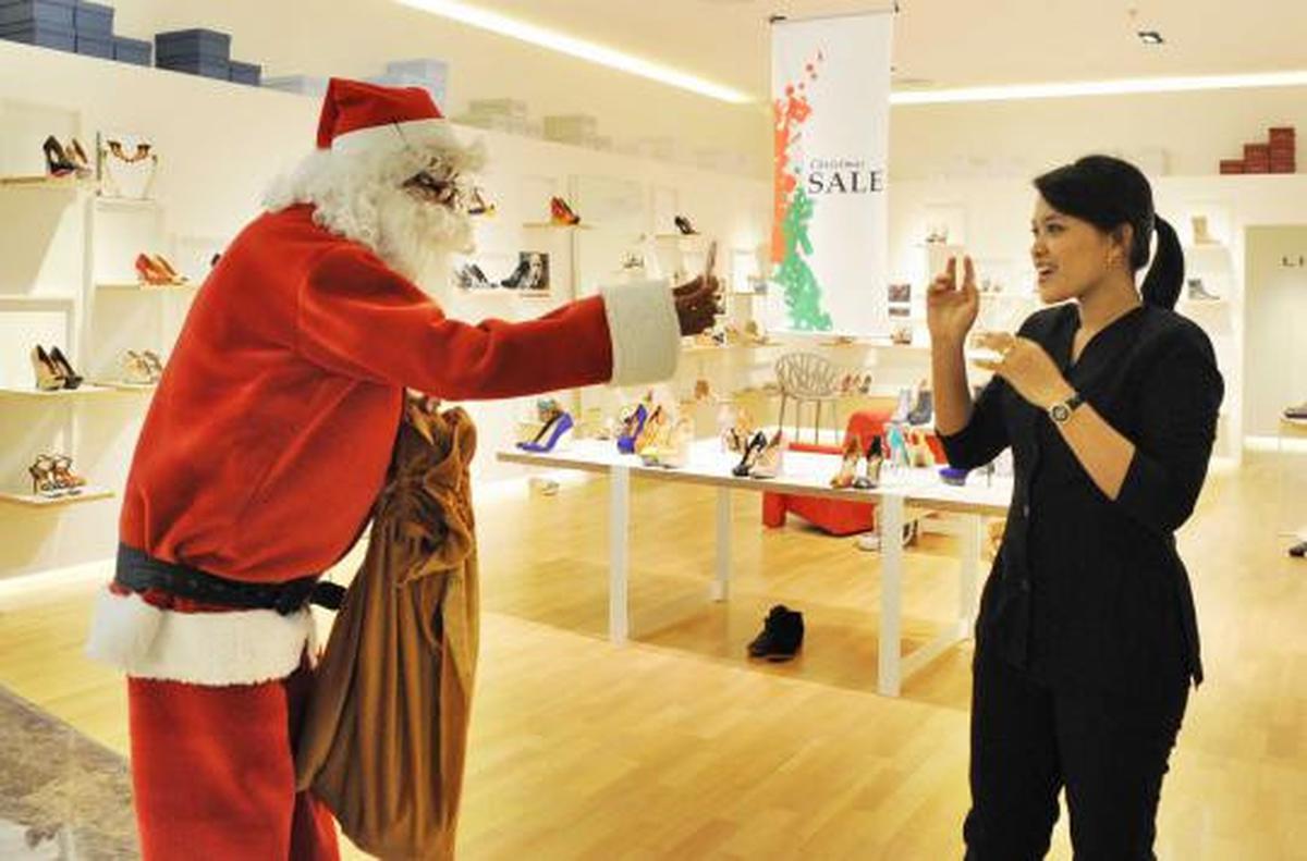 Santa Claus bagi-bagi hadiah di Lippo Mall Kemang
