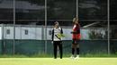 Pelatih Mauricio Souza berdiskusi dengan Thales Lira saat latihan menjelang laga lanjutan BRI Super League 2025/2026 melawan PSM Makassar di lapangan latih Jakarta International Stadium, Jakarta, Kamis (19/02/2026). (Bola.com/Bagaskara Lazuardi)