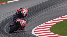 Dua pebalap Pramac Ducati, Danilo Petrucci dan Scott Redding). (Crash)